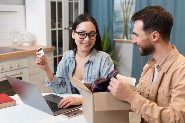 Free photo side view of couple enjoying the online order they received