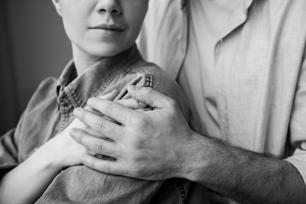 Free photo side view couple holding hands