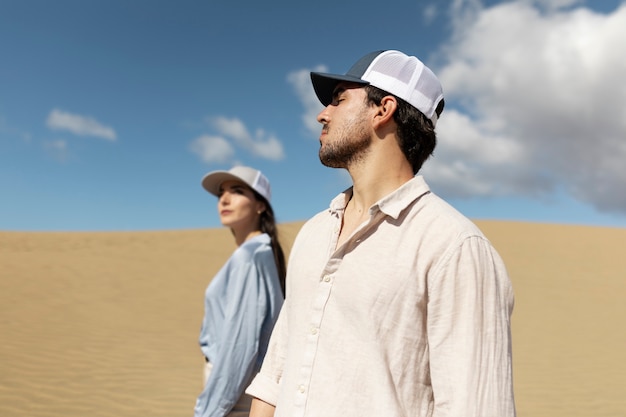 Free photo side view couple wearing trucker hats