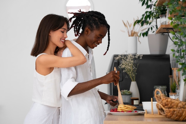 Free photo side view cute couple wearing linen clothing