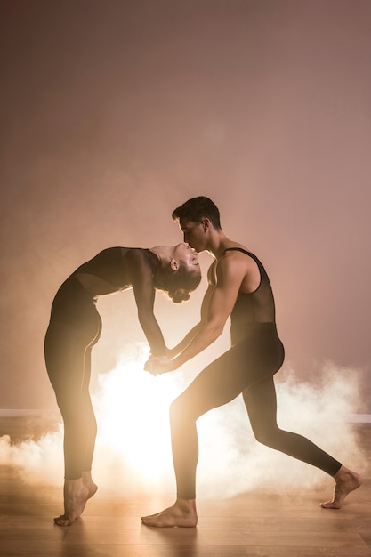 Side view dancers couple kissing