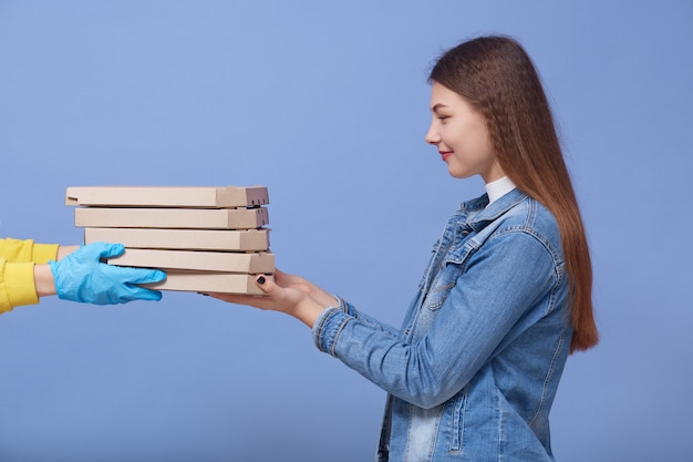 Free photo side view of dark haired female receiving food order