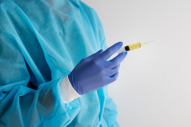 Free photo side view doctor holding syringe