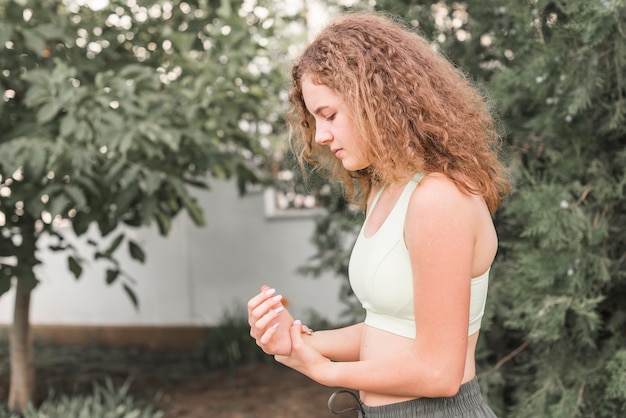 Free photo side view of female athlete having wrist pain