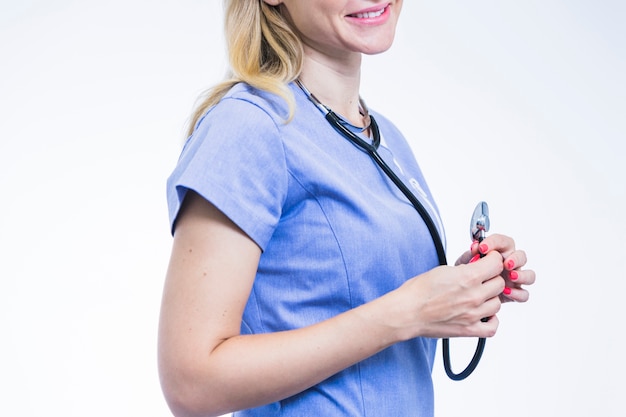 Free photo side view of female dentist's hand holding stethoscope