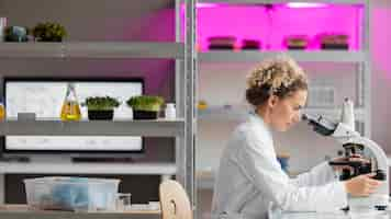 Free photo side view of female researcher in the laboratory