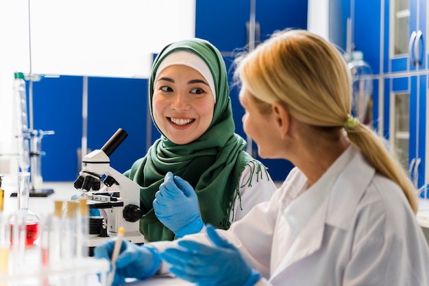 Free photo side view of female scientists in the lab