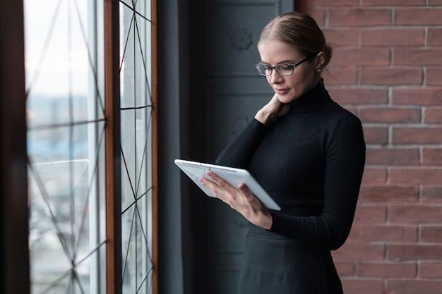 Free Photo side view female with tablet