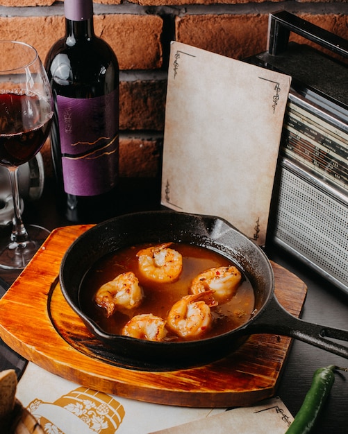 Free Photo side view of fried shrimp with sauce on a black pan