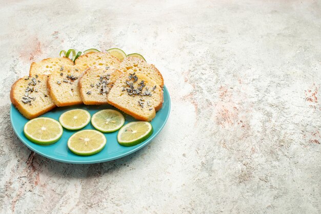 Side view from afar bread with herbs bread with herbs lemon in the plate on the table