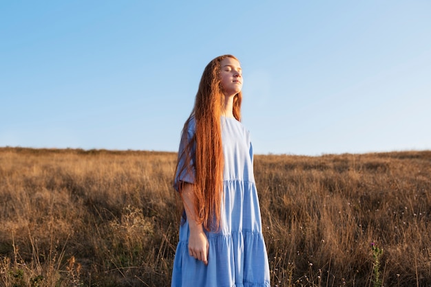 Free photo side view girl posing in nature