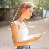 Free photo side view girl with headphones