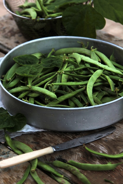 Free photo side view of green soy beans in bowl