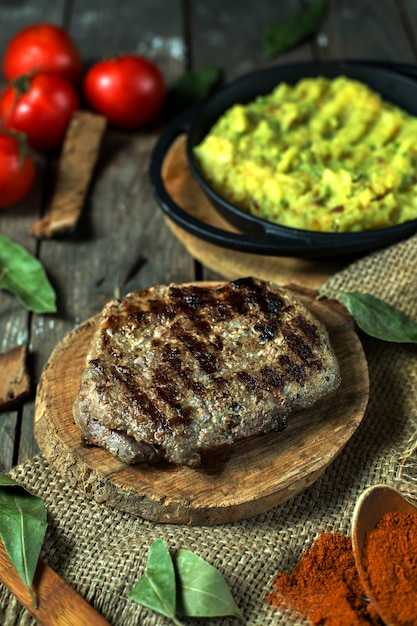 Free photo side view of grilled beef steak