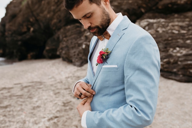 Free photo side view groom in blue costume