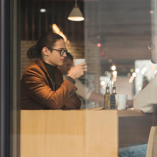 Free photo side view guys in a coffee shop