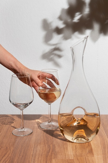 Free photo side view hand holding wine glass