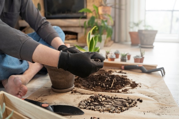 Free photo side view hands wearing gardening gloves