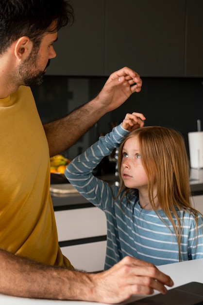 Free Photo side view little girl with lice