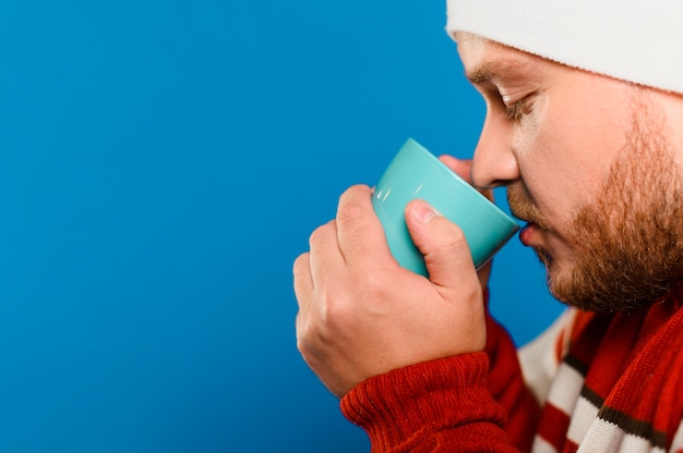 Free photo side view man drinking some tea