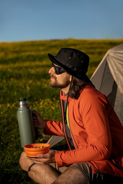 Free photo side view man holding bowl with soup