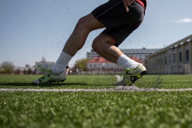 Free photo side view man playing soccer