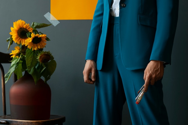 Free photo side view man posing with sunflowers