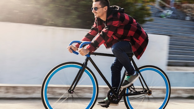 Free photo side view man riding bicycle