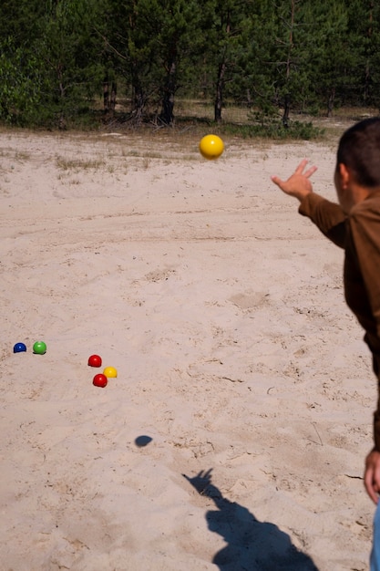 Free photo side view man throwing ball