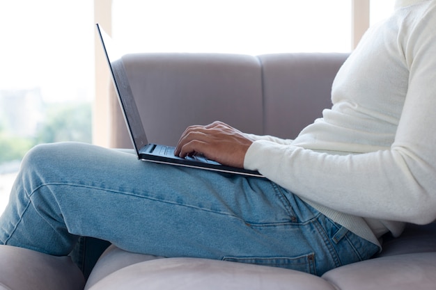 Free photo side view of man using laptop