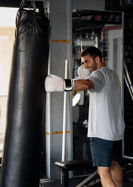 Free photo side view man wearing gloves