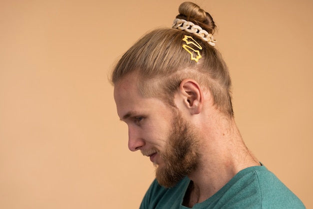 Free photo side view man wearing hair clip