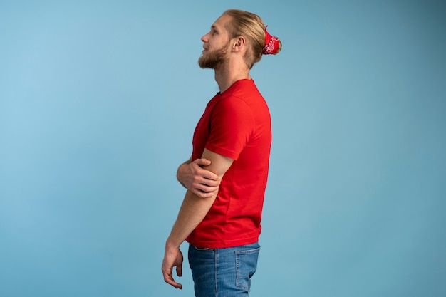 Free photo side view man wearing hair clip