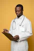 Free photo side view man wearing lab coat