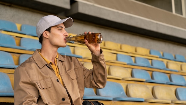 Free Photo side view man with delicious drink