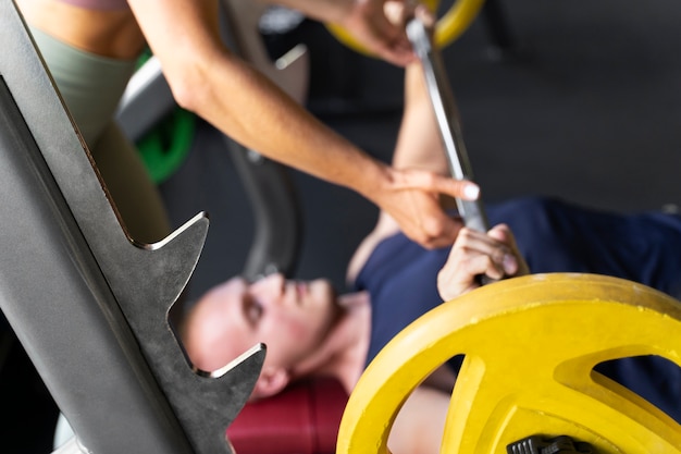 Free photo side view man working out at gym