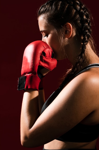 Side view medium shot o athletic woman in fitness clothes