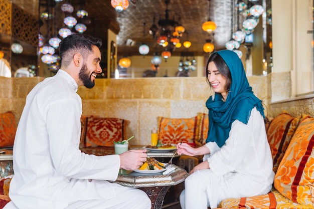 Free Photo side view of muslim couple in arab restaurant