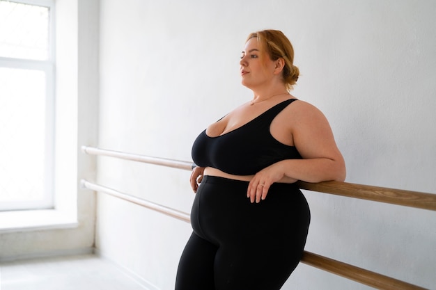 Free photo side view professional plus size dancer training