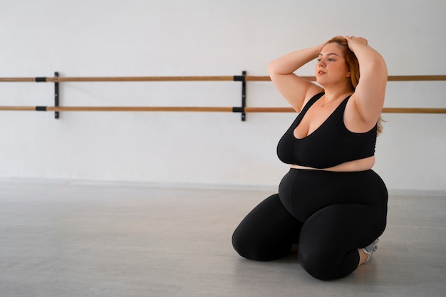 Free photo side view professional plus size dancer training