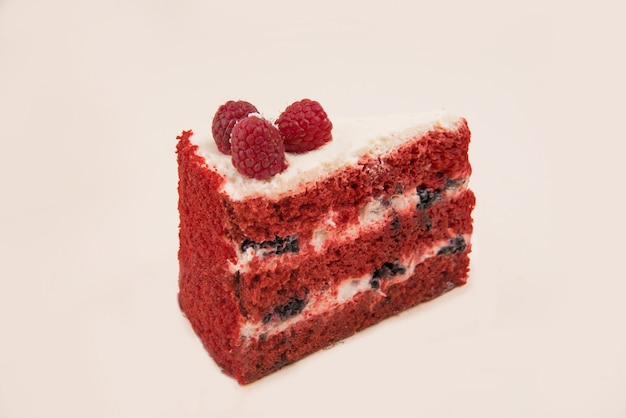 Free photo side view of red pie with berries