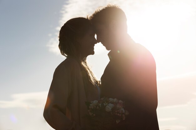 Side view romantic couple with flowers