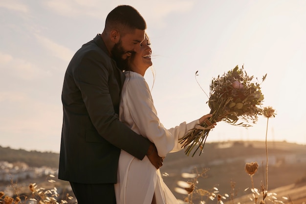 Free photo side view smiley couple with flowers