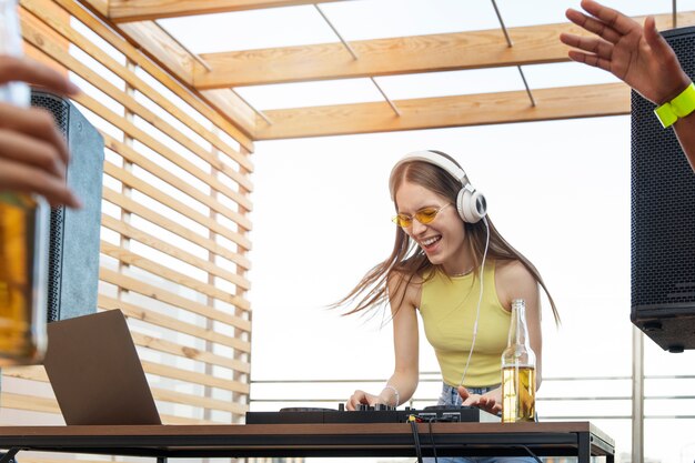 Free photo side view smiley dj with headphones