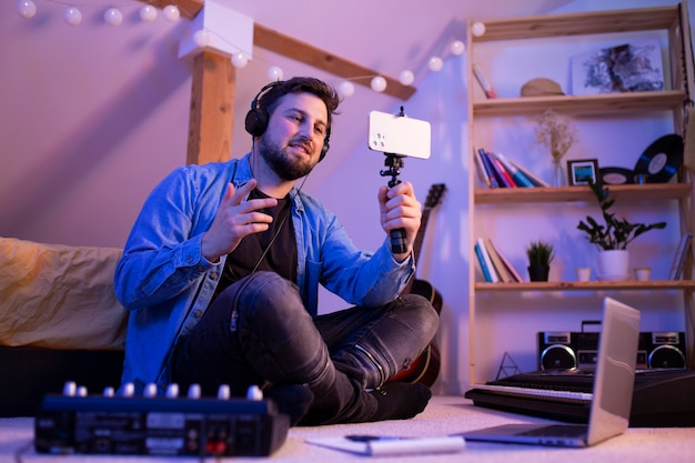 Free photo side view smiley man making music