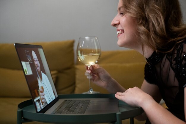 Free photo side view smiley woman holding drink