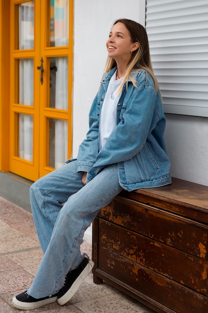 Free photo side view smiley woman posing