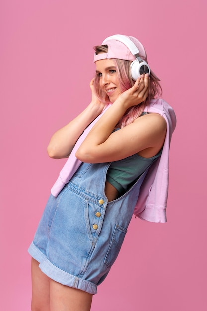 Free photo side view smiley woman with headphones