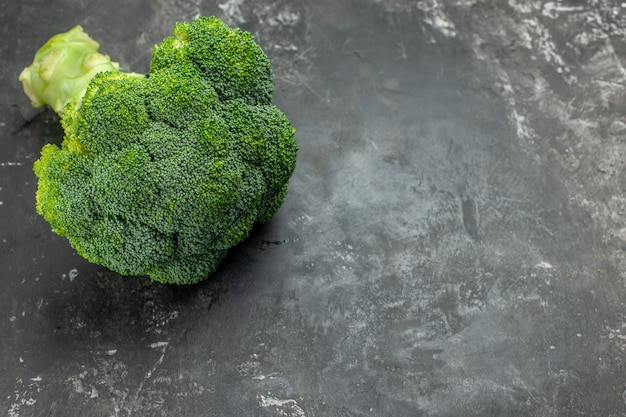 Free photo side view of tasty and healthy fresh broccoli on gray table