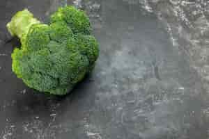 Free photo side view of tasty and healthy fresh broccoli on gray table